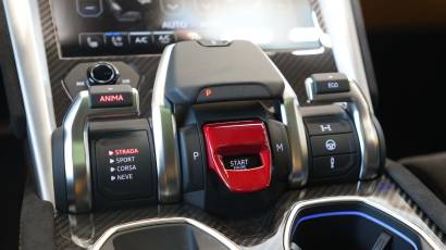 Lamborghini Urus - Thahab Motors Luxury Car Dealership DubaiRolls Royce Cullinan - Thahab Motors Luxury Car Dealership Dubai